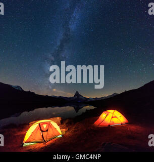 Camping unter den Sternen und der Milchstraße mit Blick aufs Matterhorn im See Stellisee Zermatt im Kanton Wallis Schweiz Europa wider Stockfoto