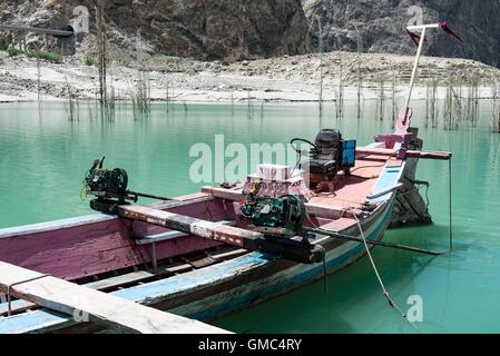 Verlassene Fähre auf Attabad See im Tal Gojal, Hunza, Gilgit-Baltistan, Pakistan Stockfoto