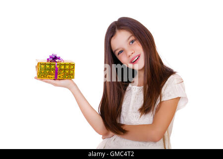 Glückliche kleine Mädchen mit Geschenk-Box, Studio auf weißem Hintergrund Stockfoto