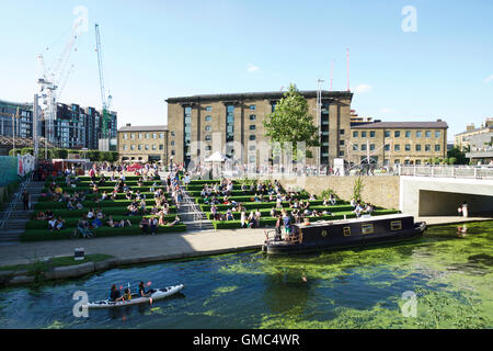 Der öffentliche Raum in der Nähe der Regent's Canal mit Getreidespeicher Square im Hintergrund, in der Kings Cross Development, London, UK. (Kings Cross kornkammer). Stockfoto