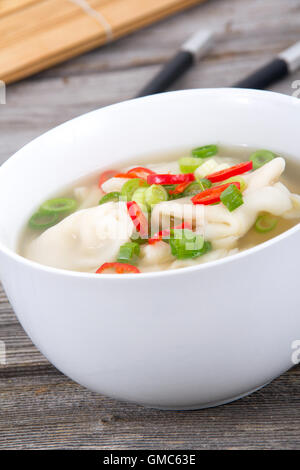 Wan-Tan-Knödel asiatischen Suppe mit grünen Zwiebeln und thai Pfeffer Stockfoto