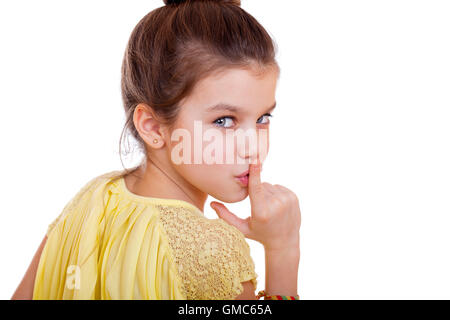 Junge schöne Mädchen hat Zeigefinger an Lippen als Zeichen der Stille Stockfoto