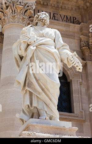 Statue des Heiligen Petrus außerhalb Syrakus Dom, Piazza Duomo, Ortygia, Syrakus, Sizilien, Italien Stockfoto