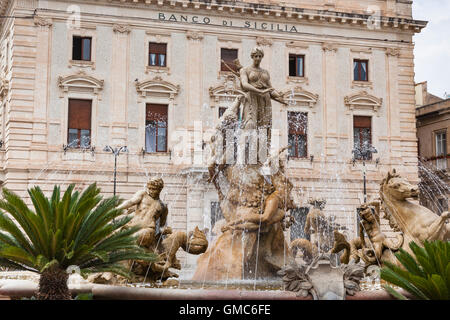 Brunnen der Piazza Archimede, Ortygia, Artemis, Syrakus, Sizilien, Italien Stockfoto
