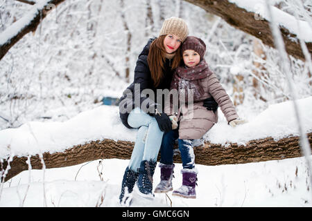 Porträt eines Mädchens von neun Jahren mit ihrer Mutter in Winter park Stockfoto