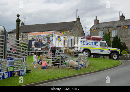 Schaf Stifte und zeigt auf Austwick Dorfplatz zum Zeitpunkt der Kuckuck Festival & Street Market - Yorkshire Dales, England. Stockfoto