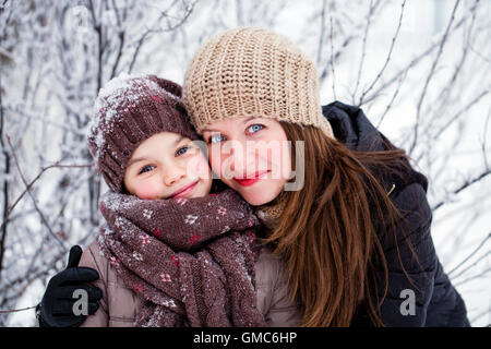 Porträt eines Mädchens von neun Jahren mit ihrer Mutter in Winter park Stockfoto