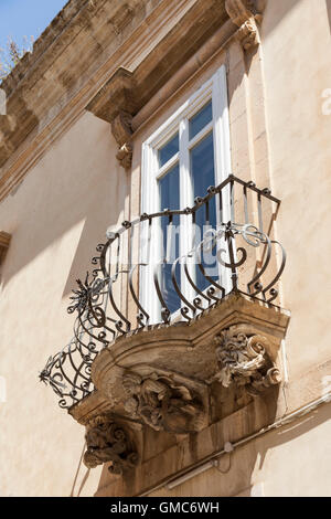 Balkon des Palazzo La Rocca, über Capitano Bocchieri, Ragusa Ibla, Ragusa, Sizilien, Italien Stockfoto