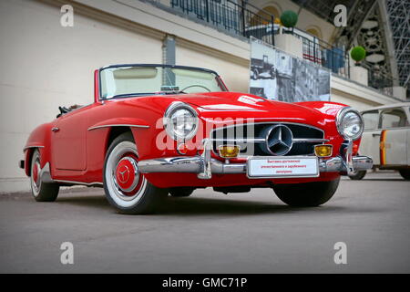 Oldtimer klassische Mercedes-Benz, ein Star in einem russischen Automobil Museum. Stockfoto