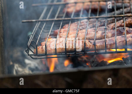 BBQ grill mit Bratwürstel auf Kohlen Stockfoto