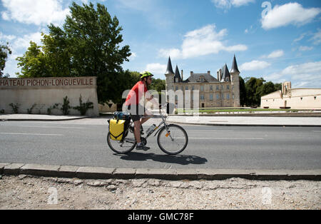 Chateau Pichon Longueville Pauillac Frankreich A Mann Radfahren vorbei an dieser historischen französischen Weingut in der Region Pauillac Borde Stockfoto