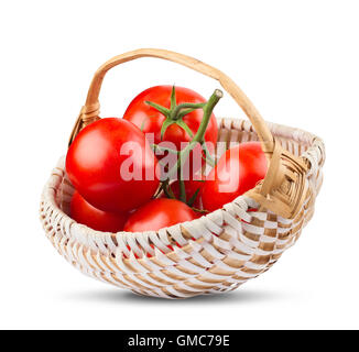 Vorderansicht eines Bündels von Tomaten in einem Holz Korb isoliert auf weiss Stockfoto