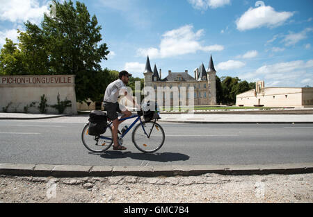 Chateau Pichon Longueville Pauillac Frankreich A Mann Radfahren vorbei an dieser historischen französischen Weingut in der Region Pauillac Borde Stockfoto