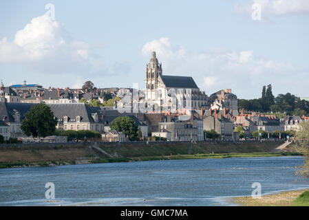 Kathedrale Saint-Louis in Blois mit Blick auf den Fluss Loire-Frankreich Stockfoto