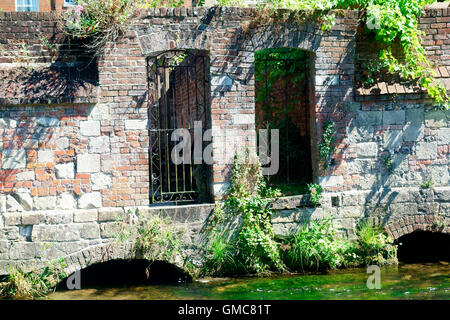 GARTENTORE SICHERN AUF DEM FLUSS ITCHEN, WINCHESTER. Stockfoto