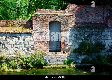 GARTENTOR AUF FLUSS ITCHEN WINCHESTER SICHERN Stockfoto