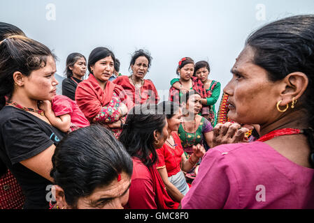 Frauen, die an einem Treffen teilnehmen, um unter anderem über Wasserressourcen-Management in Chandani Mandan Dorf, Kavrepalanchok, Nepal zu diskutieren. Stockfoto