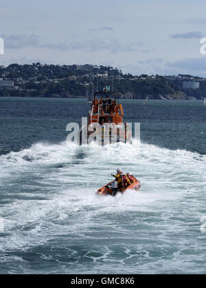 Rettungsboot-Aktion auf dem Meer Tor Bay, Devon Stockfoto