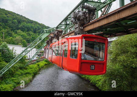 Roten Wagen der Wuppertaler Schwebebahn über der Wupper Stockfoto