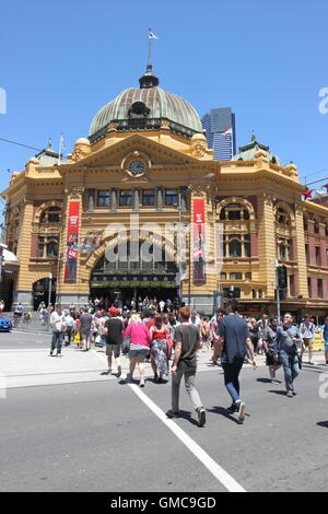 Pendler in der Flinders Street Station in Melbourne Australien. Stockfoto