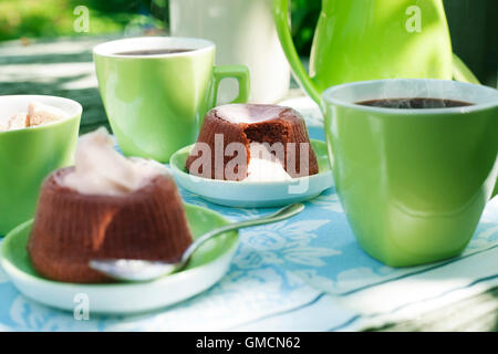 Schokolade Soufflee mit Zucker des Konditors Stockfoto