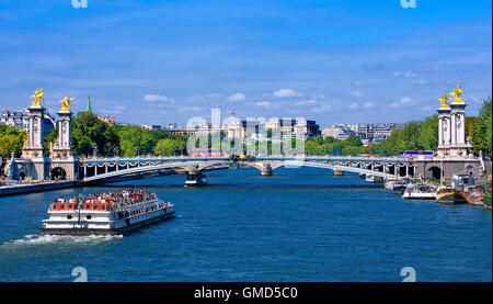 Touristenboot am Seineufer in Paris, Frankreich Stockfoto