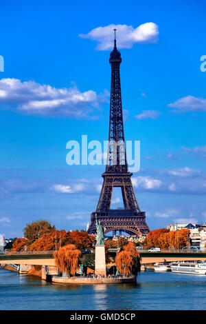Eiffelturm und Seineufer in Paris, Frankreich Stockfoto