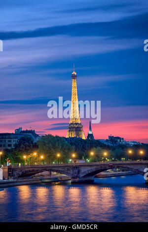 Eiffelturm und Seineufer in Paris, Frankreich Stockfoto