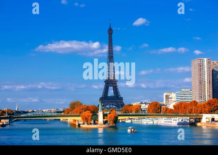 Eiffelturm und Seineufer in Paris, Frankreich Stockfoto