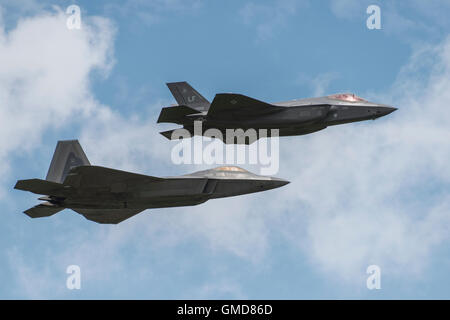 Die United States Air Force zeigt seine neuesten Kampfjets am 2016 Royal International Air Tattoo, die f-22 & F-35 b Stockfoto