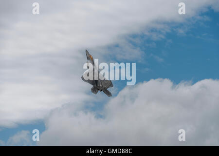 Eine Lockheed Martin F-22 Raptor Stealth Fighter führt eine beeindruckende Darstellung auf 2016 Royal International Air Tattoo Stockfoto