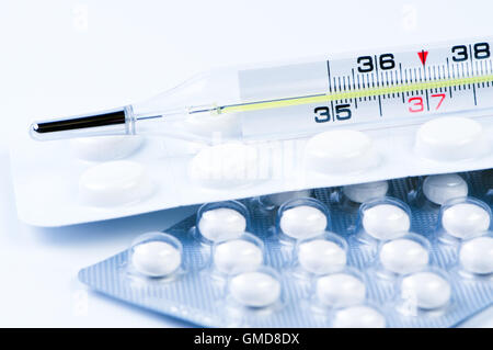 Tabletten in Blister und Fieberthermometer. Stockfoto