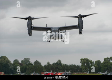 Bell Boeing CV-22 Osprey Military Tilt Rotor Flugzeug setzen auf einer eindrucksvollen Demonstration in 2016 Royal International Air Tattoo. Stockfoto