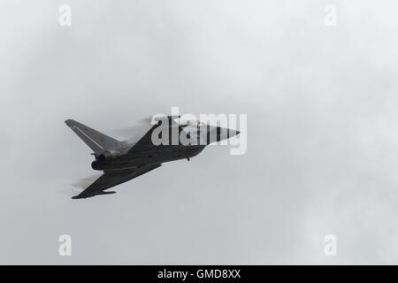 Ein Eurofighter EF2000 von der spanischen Luftwaffe macht einen schnellen Pass während seiner Anzeige auf 2016 Royal International Air Tattoo Stockfoto