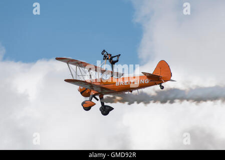 Das AeroSuperBatics-Team setzen Sie auf eine spannende Darstellung von Wingwalkers in ihrer Boeing Stearman Doppeldecker auf 2016 RIAT Stockfoto