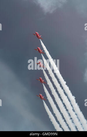 Die Royal Air Force Red Arrows militärischen Kunstflug Display Team Frontpartie bekannt als Enid füllt den Himmel mit Rauch in 2016 RIAT Stockfoto