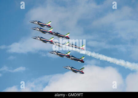 Die italienischen aerobatic Anzeige Mannschaft Frecce Tricolori anzeigen einige Präzision fliegen während ihrer hervorragenden Routine bei der RIAT 2016 Stockfoto