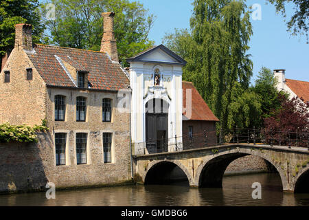 Der Haupteingang der fürstliche Beginenhof Ten-Wijngaerde (1245) in Brügge, Belgien Stockfoto