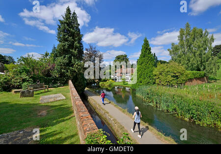 Lose Dorf, Maidstone, Kent, UK. Lose Brooks (Bach durch das Dorf) und Fachwerk Ferienhaus Stockfoto