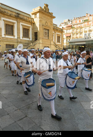 Fanfare Spielmannszug in Mock Marine Kostüme März während der Feria San Sebastian-Donostia Semana Grande Spanien Stockfoto