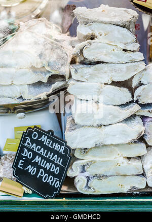 Schaufenster mit getrockneter und gesalzener Kabeljau in Porto, Portugal, mit einem Schild in "ist Portugiesisch die besten Kabeljau in der Welt in Porto". Stockfoto