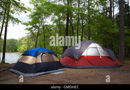 Zwei Zelte auf einem Campingplatz in der Nähe von einem See nahe dem Ende des Tages Stockfoto