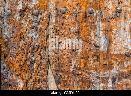 Verwitterte Holzplatte Hintergrund mit einem metallischen rostigen Schrauben. Stockfoto