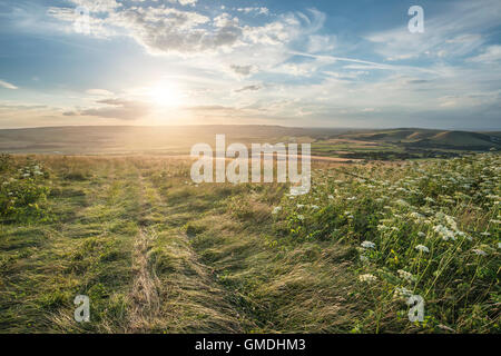 Schöner Sonnenuntergang Landschaftsbild über hügelige Landschaft Englisch Stockfoto