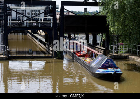 Lastkahn aus Anderton Boot heben River Weaver Navigation Stockfoto