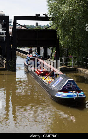 Lastkahn aus Anderton Boot heben River Weaver Navigation Stockfoto