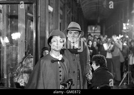 Tänzer Carla Fracci und Rudolf Nureyev drehen eine Filmszene in den Markusplatz in Venedig während des Karnevals von Februar 1985 Stockfoto