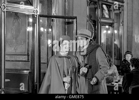 Tänzer Carla Fracci und Rudolf Nureyev drehen eine Filmszene in den Markusplatz in Venedig während des Karnevals von Februar 1985 Stockfoto