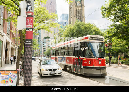 Toronto-Altstadt - Straßenbahn auf King Street, im Design District, Toronto, Kanada Stockfoto