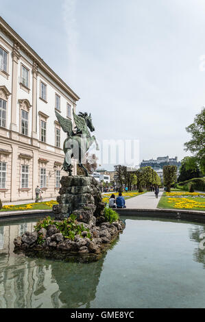 Salzburg, Österreich - 29. April 2015: Pferd Statue und Brunnen im Mirabellgarten. Stockfoto